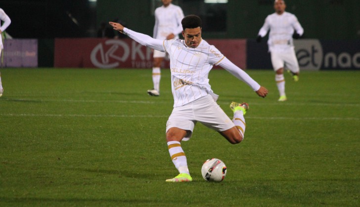 Criciúma vence de virada a Chapecoense e encosta no G4 da série B