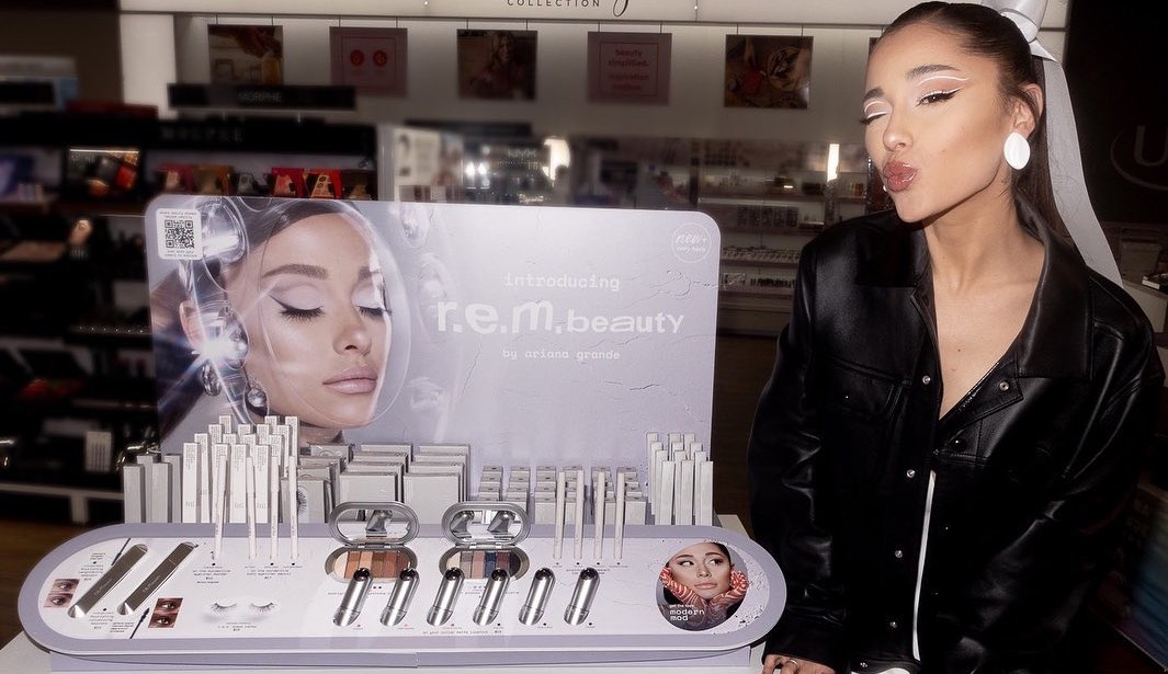 Veja como Ariana Grande prepara a pele para receber a maquiagem