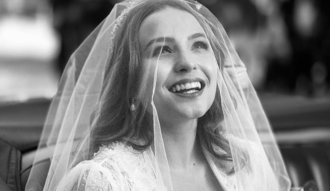 Larissa Manoela posta foto vestida de noiva e não se considera mais atriz mirim