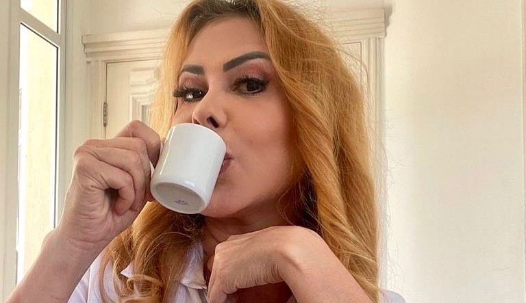 Joelma recebe alta de hospital e comemora com dancinha