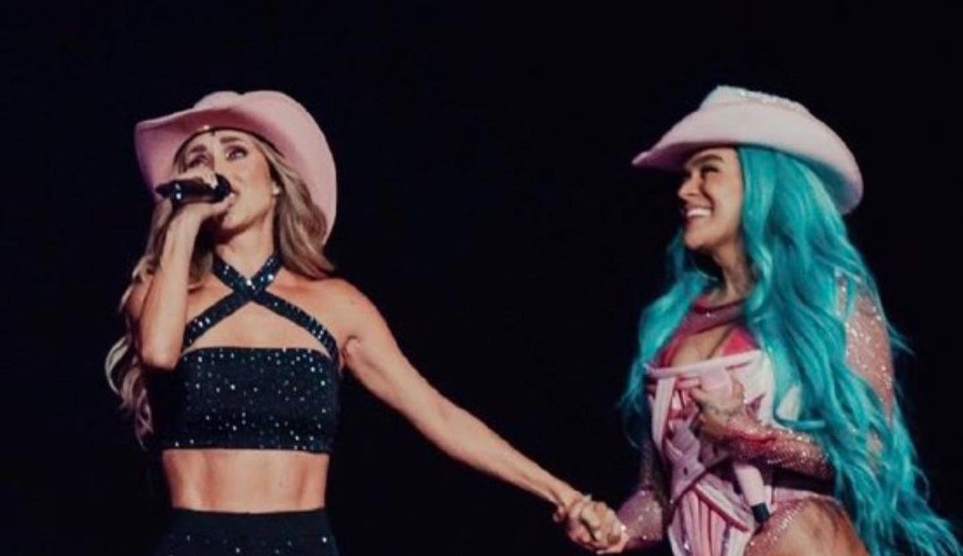 Karol G realiza sonho ao cantar ‘Sálvame’ juntamente com a Anahí em show no México