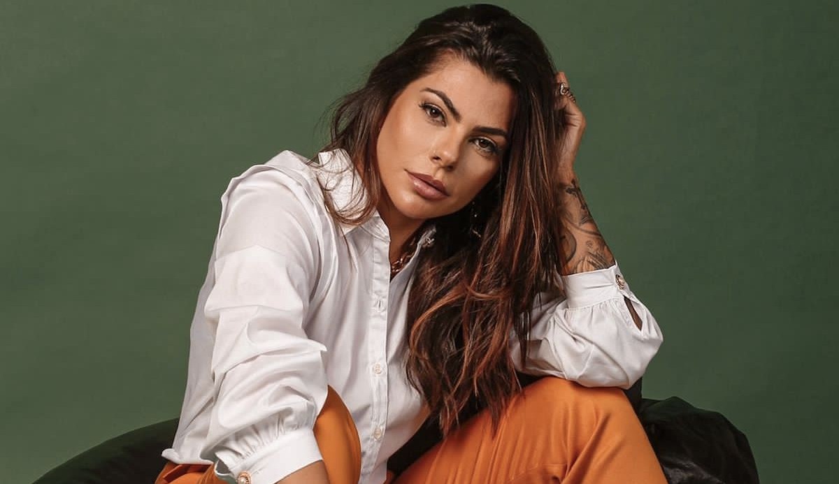 Noelli Santiago, terapeuta e influencer, mostra que é hora de estimular boas energias