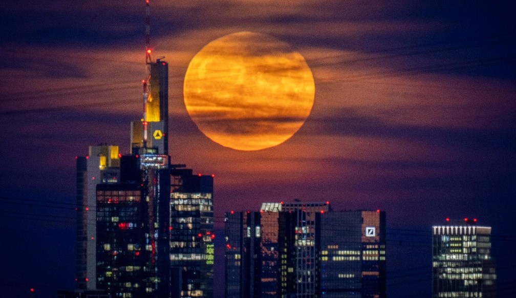 Superlua de Morango encantou internautas na noite nesta terça-feira (14)