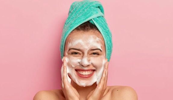 Conheça os 6 passos de skincare para cuidar da pele durante o frio