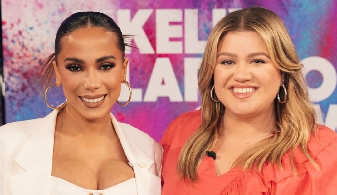 Anitta faz Kelly Clarkson gargalhar durante entrevista