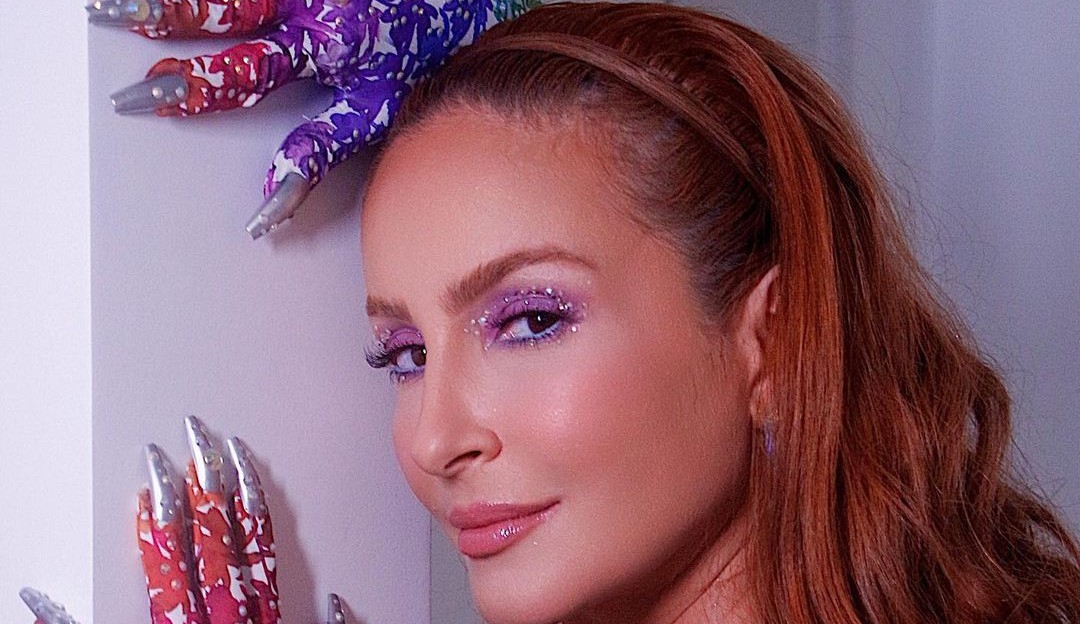 Claudia Leitte faz homenagem para fãs LGBTQIAP+ em look usado em show