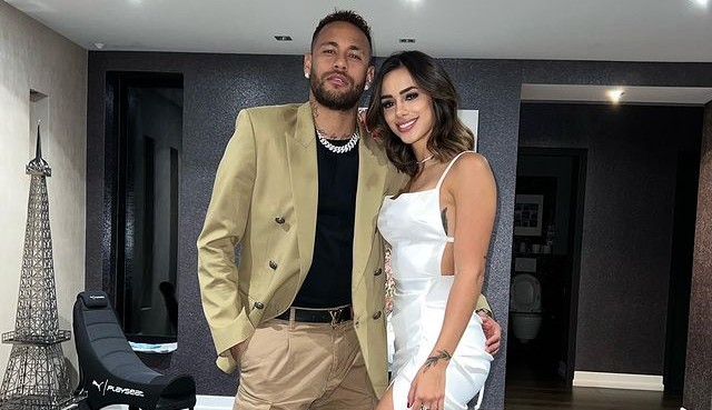 Neymar Jr. e Bruna Biancardi posam com amigos em limousine