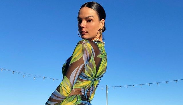 Isis Valverde arranca suspiros ao posar de vestido transparente em Malibu