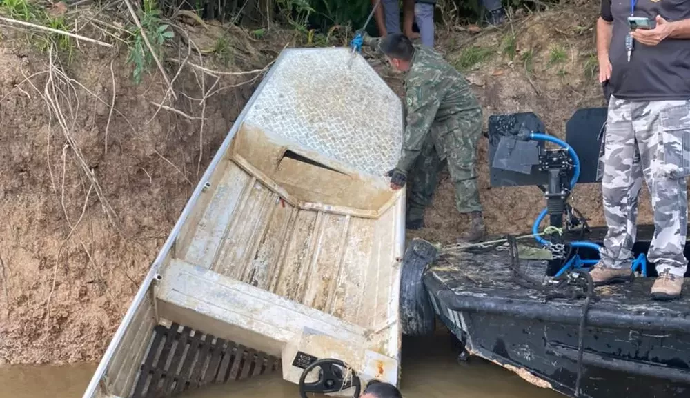 Barco de Bruno e Dom foi encontrado submerso a quase 20 metros