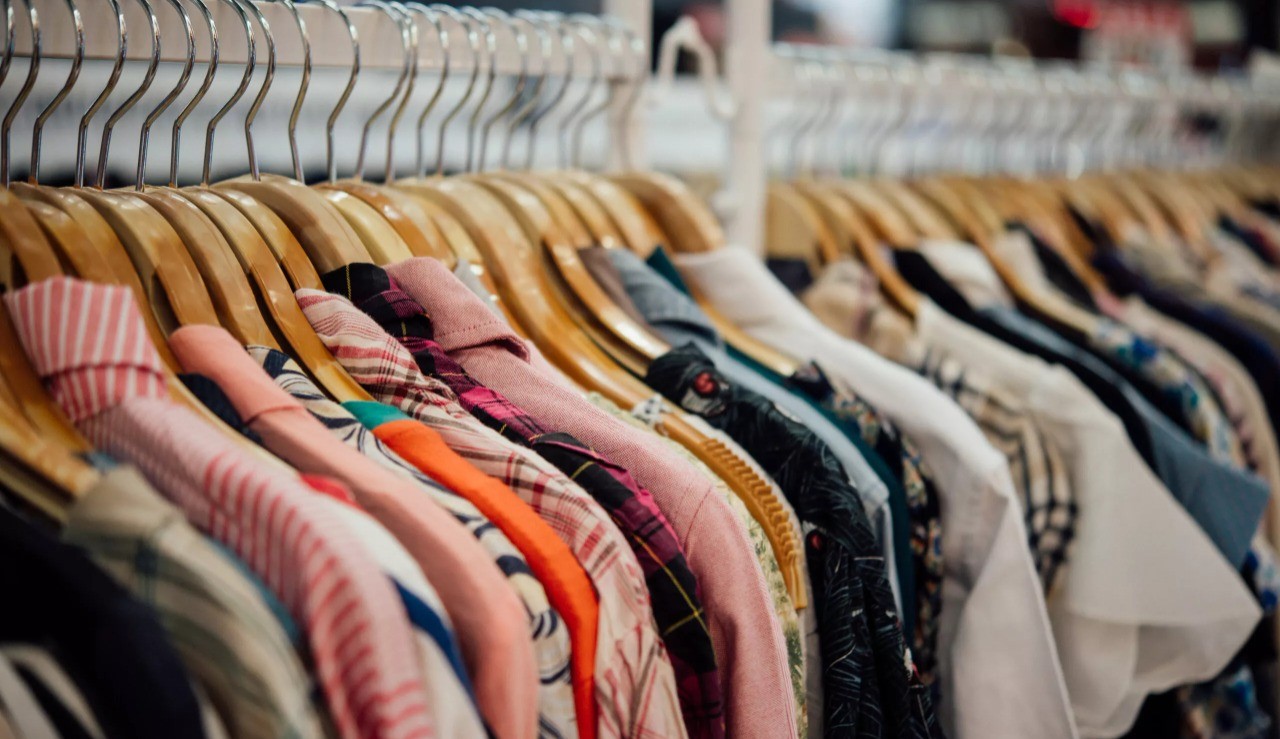 Dicas para garimpar peças de qualidade em brechós