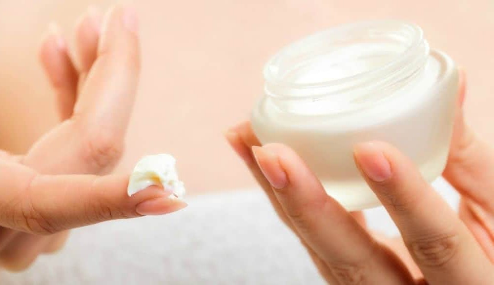 Novos cremes corporais trazem componentes do skincare facial