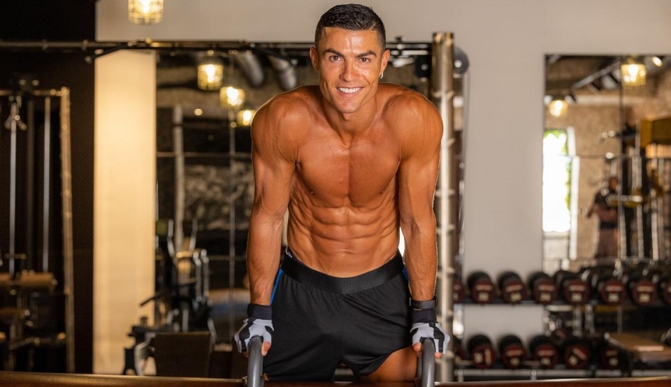 Durante férias com a família,  Cristiano Ronaldo entra na nova trend do Tik Tok