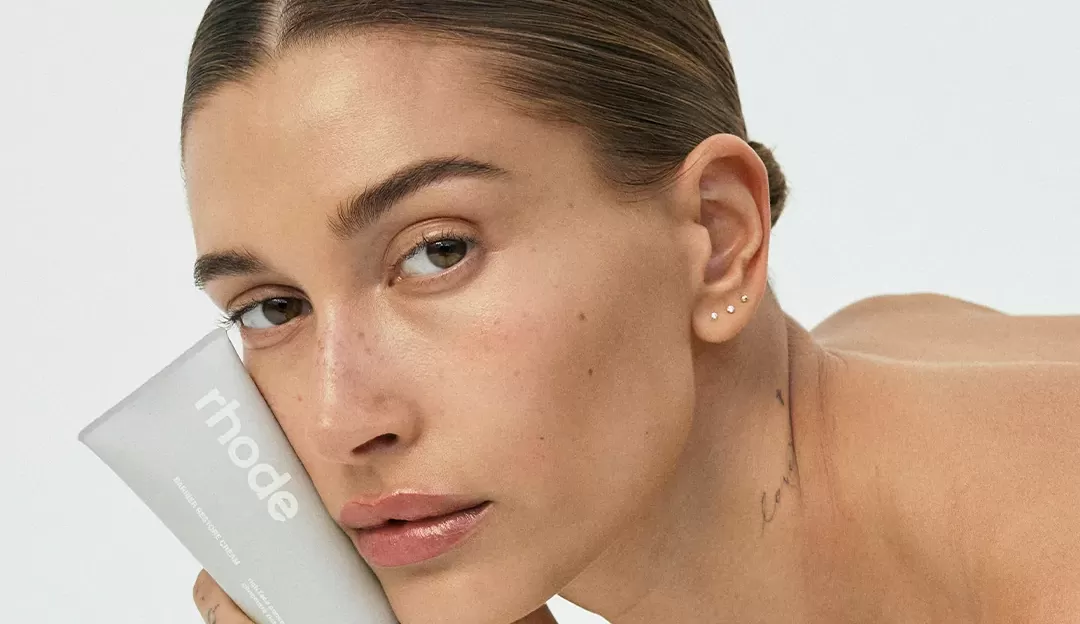 Hailey Bieber mostra truques básicos de skincare para realizar em casa