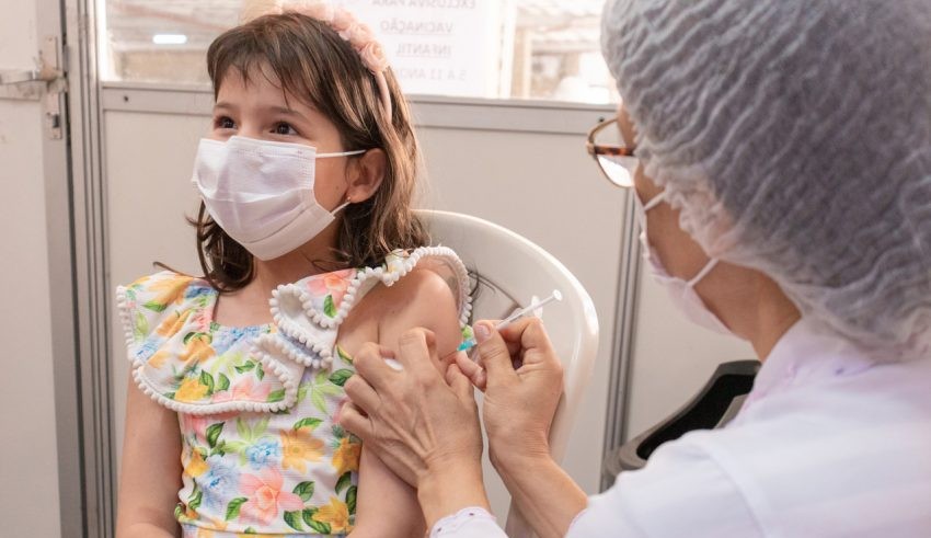 Pfizer solicita à Anvisa dose de reforço contra a covid-19 em crianças de 5 a 11 anos
