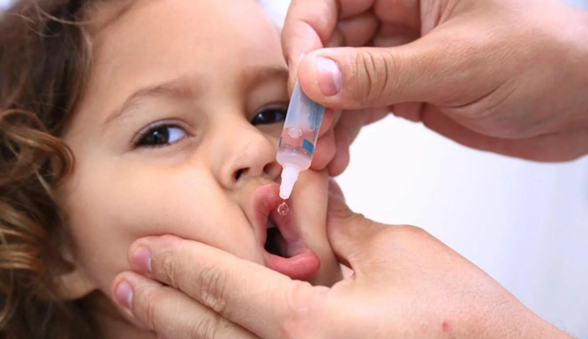 Vírus da paralisia infantil é encontrado no esgoto em Londres causando temor pela volta da doença