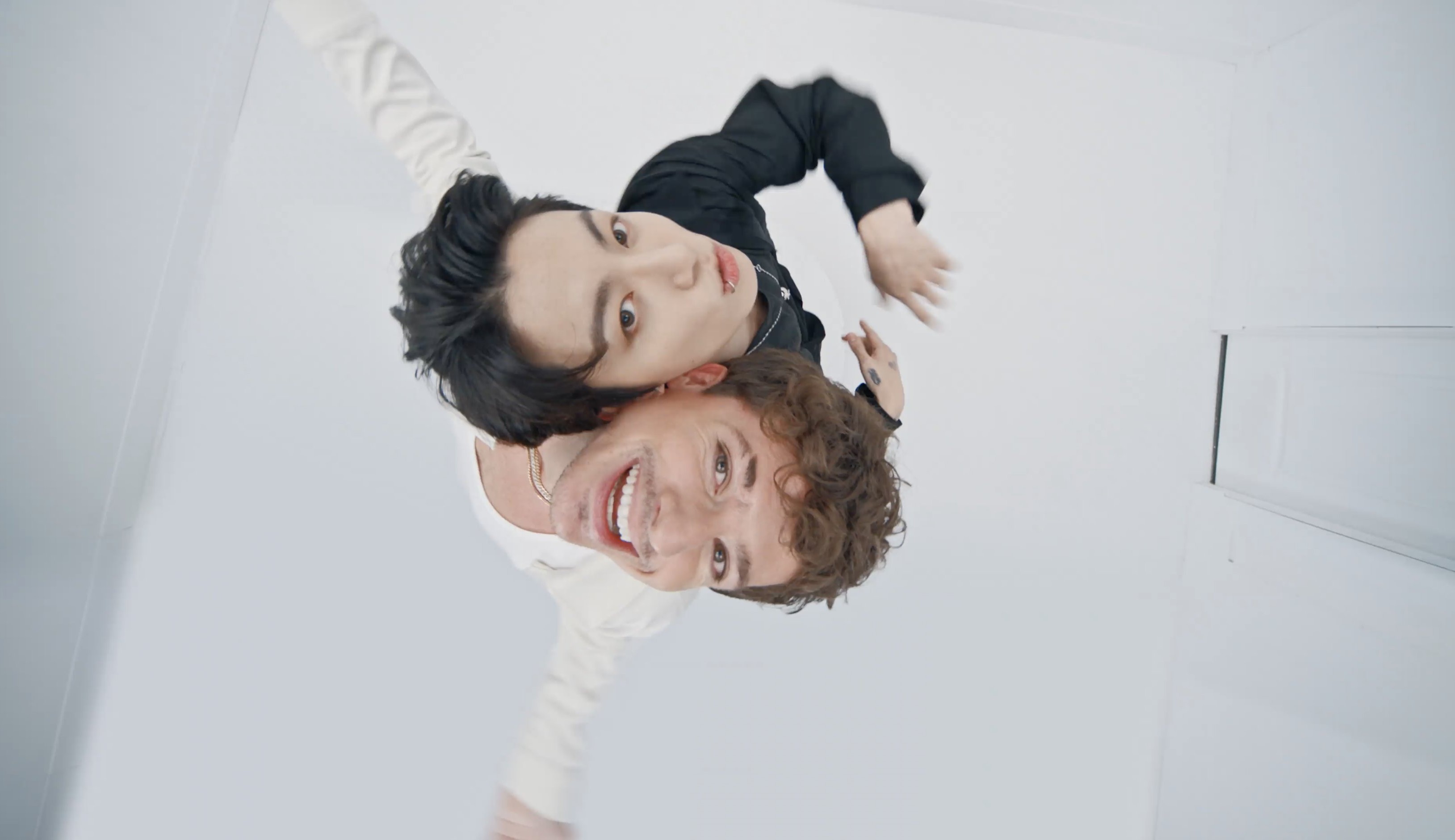 Charlie Puth e Jungkook lançam a divertida “Left and Right”