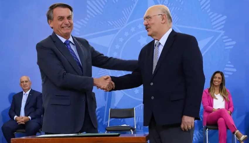 Em ligação interceptada, Milton Ribeiro conta que Bolsonaro avisou sobre operação da Polícia Federal