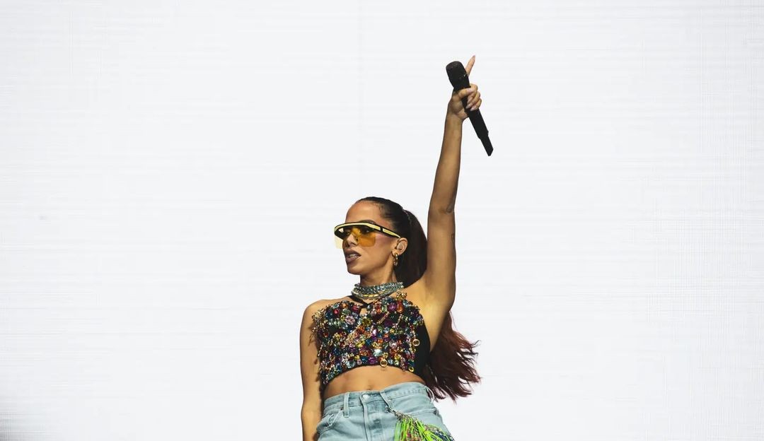 Anitta relata malas perdidas com os seus figurinos