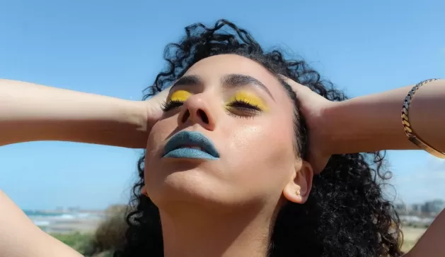 Aprenda a usar os batons coloridos que estão em alta