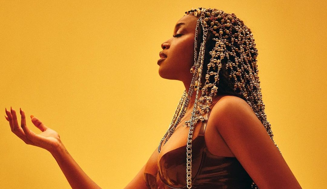 IZA divulga o making of do videoclipe ‘FÉ’, confira