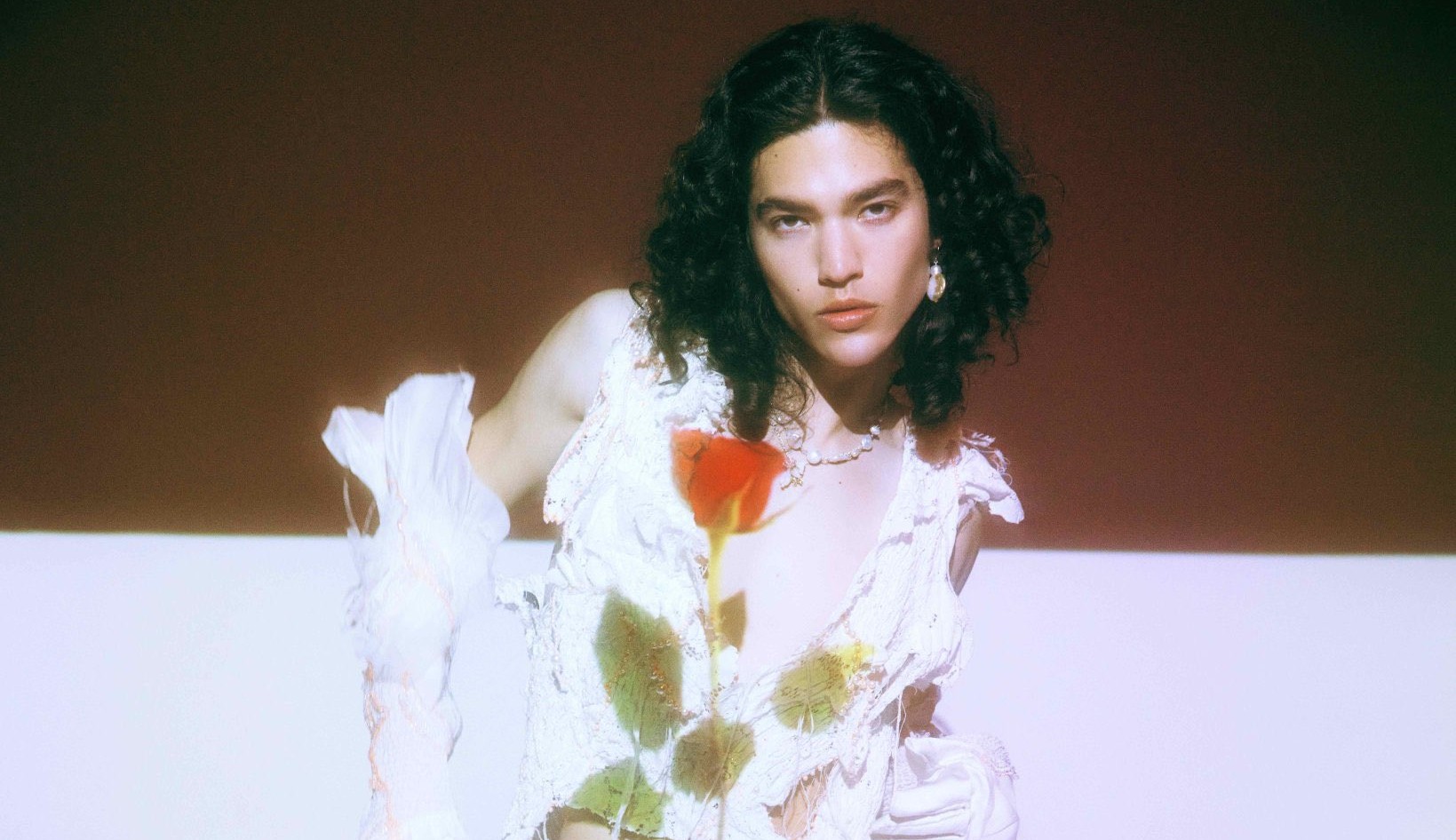 Review: Conan Gray traz um mar de rosas e dor no solitário “Superache”