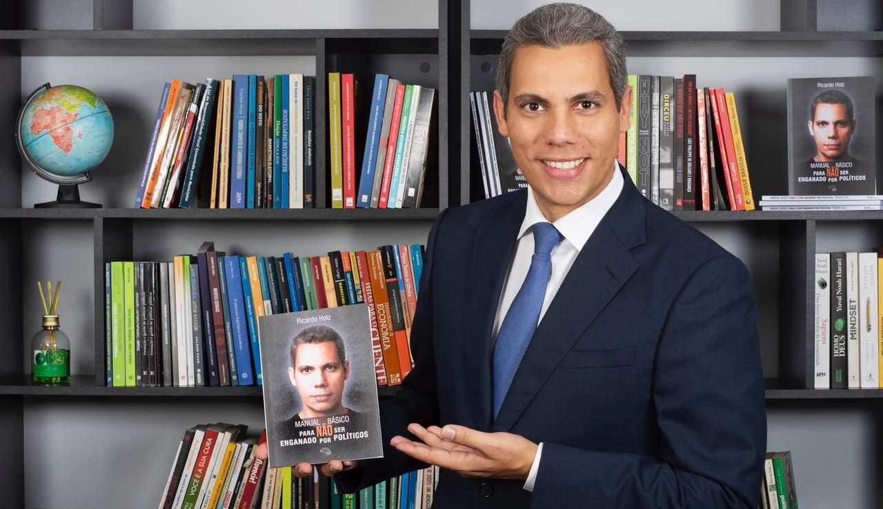 Conhecimento é a única arma contra um sistema político falido, afirma Ricardo Holz