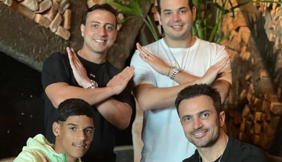 Luva de Pedreiro assina com Falcão e jogador se torna novo empresário: “Decisões serão suas”