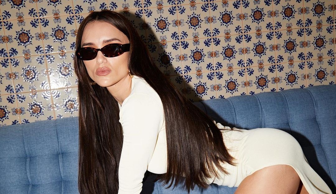 Rafa Kalimann posa de vestido justo com pernas de fora