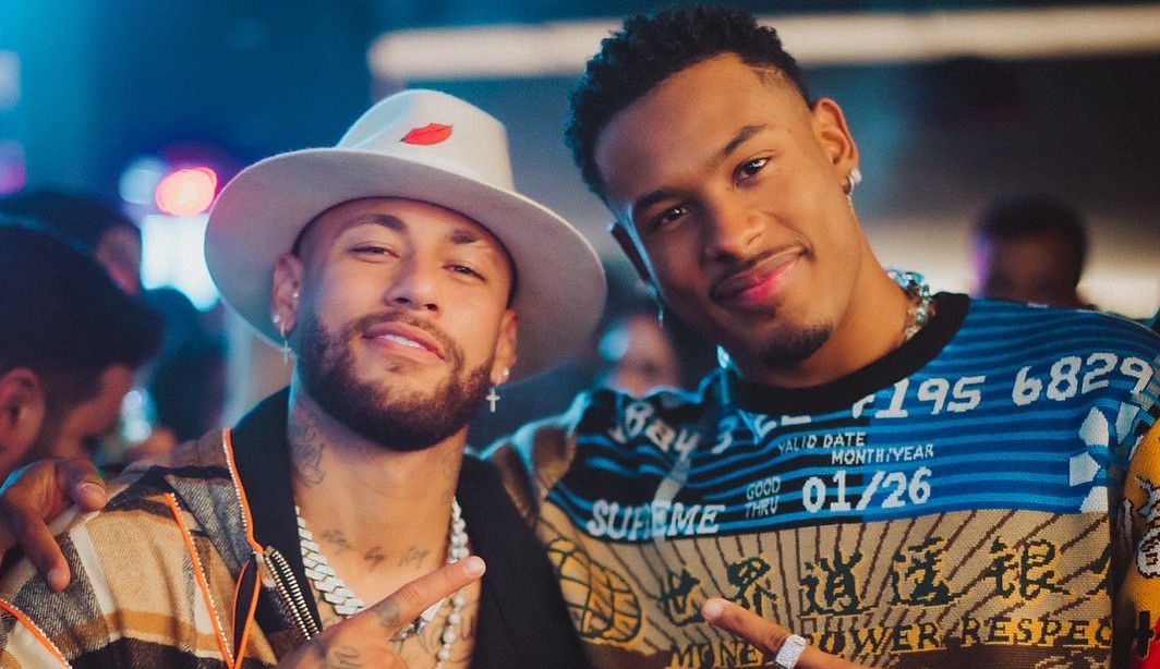 Neymar publica foto com atleta olímpico Paulo André em festa junina