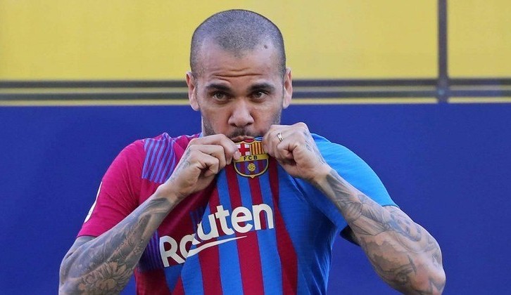 Com contrato expirado, Daniel Alves fica livre no mercado e recebe sondagem do Athletico