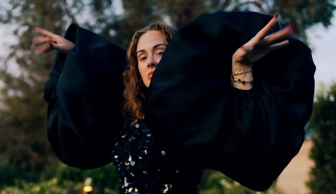 Adele grita “Fora Bolsonaro” durante festival de música em Londres