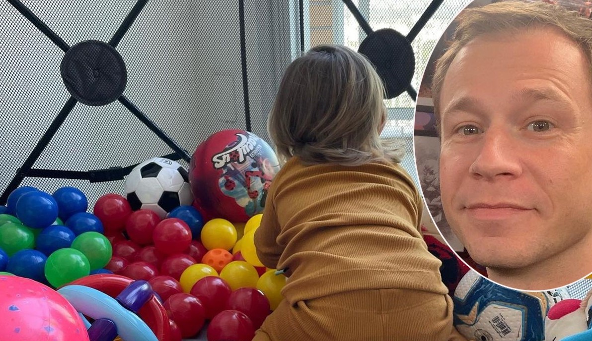 Tiago Leifert compartilha clique raro da única filha brincando com bolas de futebol