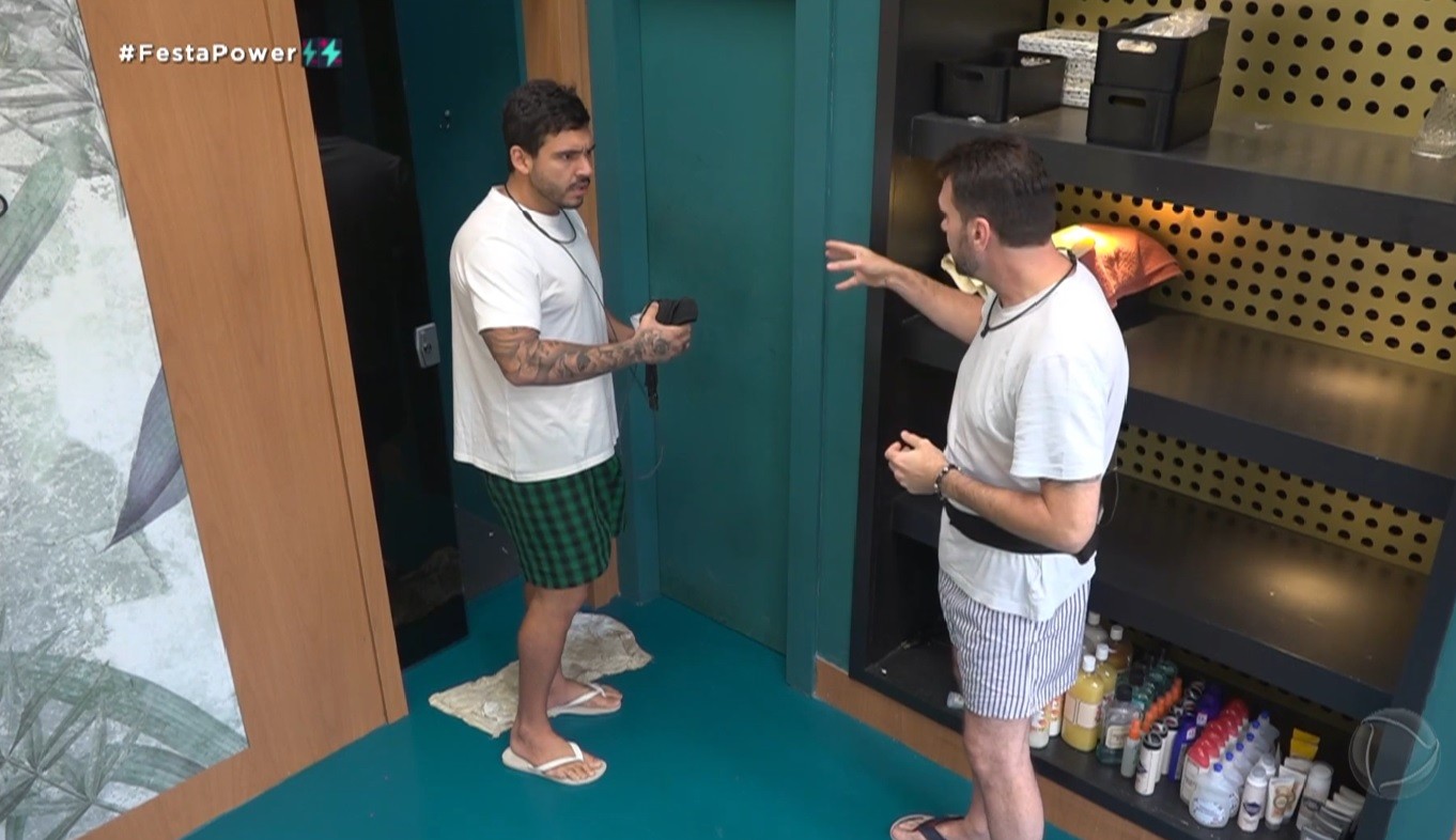 Power Couple: Albert e Hadad protagonizam briga por causa de banheiro