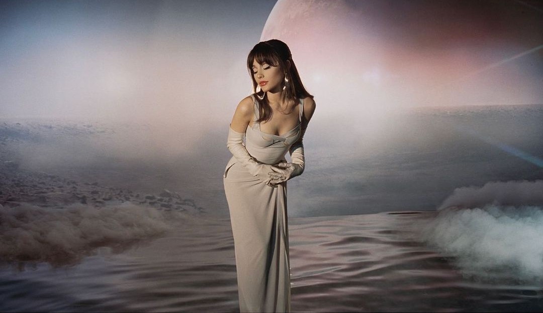 Ariana Grande alcança marco histórico com recorde no Spotify com “Positions”