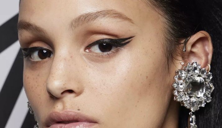 Desfile de Giambattista Valli: delineado gatinho repaginado