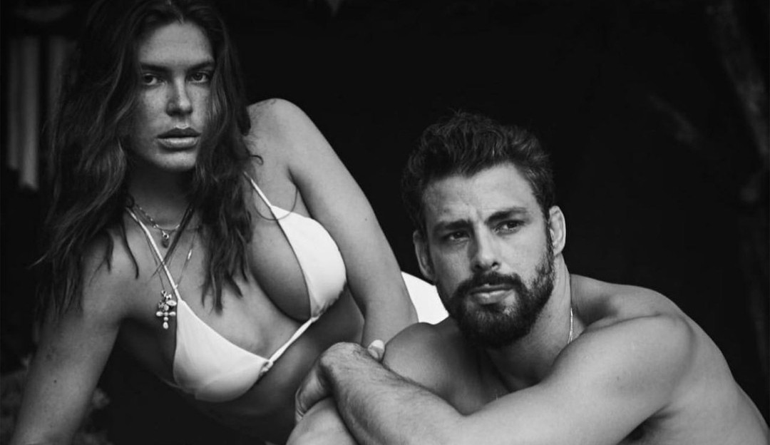 Cauã Reymond faz ensaio sensual de sunga com a mulher Mariana Goldfarb