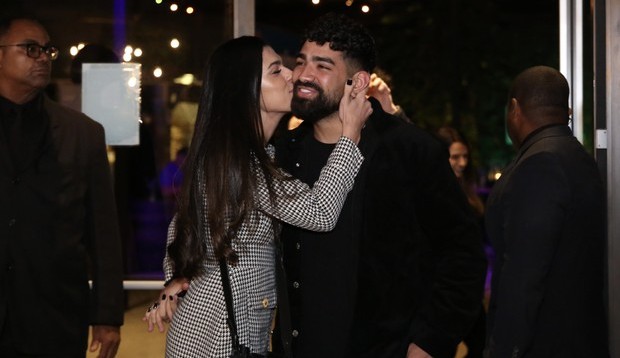 Dilsinho ganhou festa surpresa e comemorou ao lado da mulher e amigos famosos