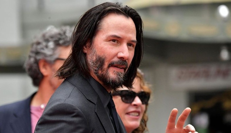 Keanu Reeves responde perguntas de fã em aeroporto e internet adora