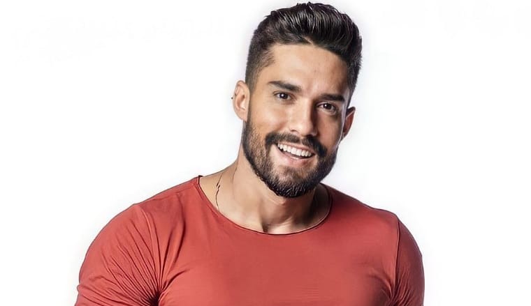 BBB21: Mãe de Arcrebiano se pronuncia após beijo do filho com Karol Conká