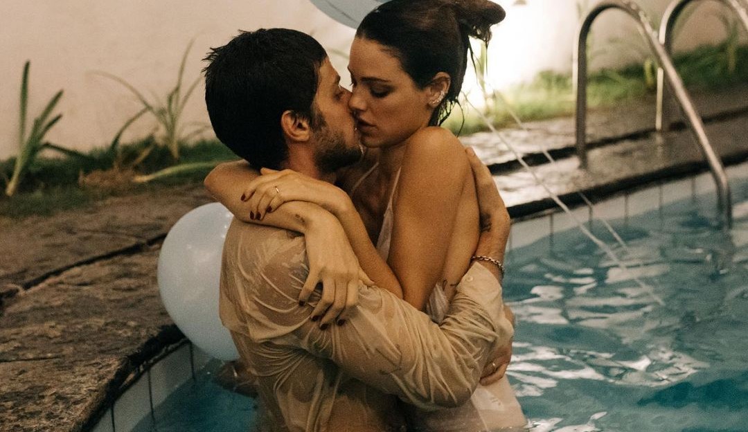 Laura Neiva comemora aniversário de Chay Suede em piscina e declara “Meu orgulho”
