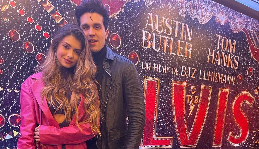 Luan Santana posa com Izabela Cunha, em Première do filme “Elvis”, o Rei do Rock”n roll