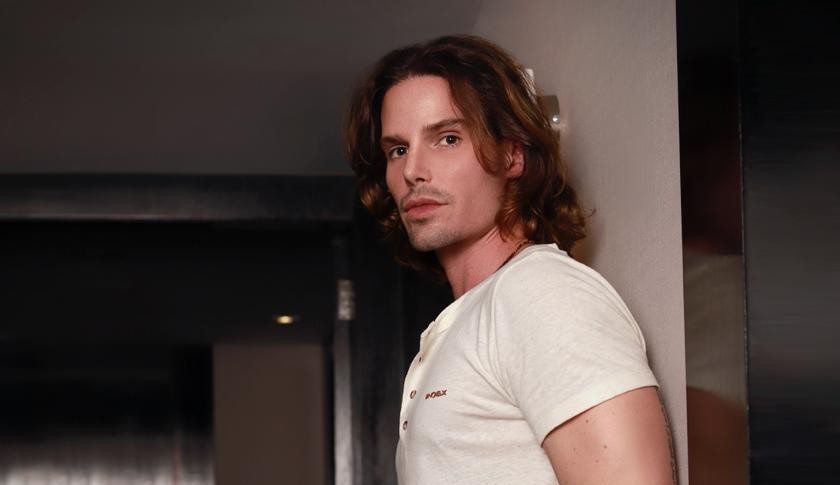 Exclusivo: Após temporada de estudos no exterior, Jonatas Faro conta sobre a sua carreira na televisão e no teatro