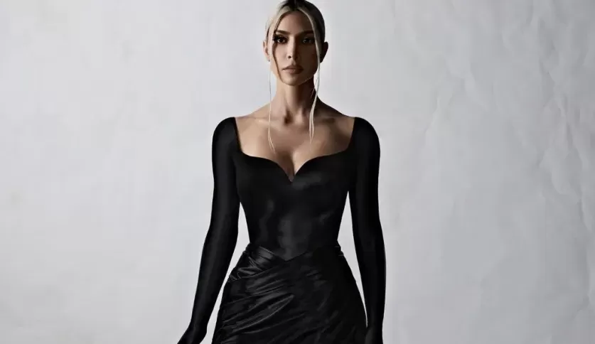 Kim Kardashian vira alvo de piadas na internet após esconder o rosto com máscara preta no jantar da Balenciaga