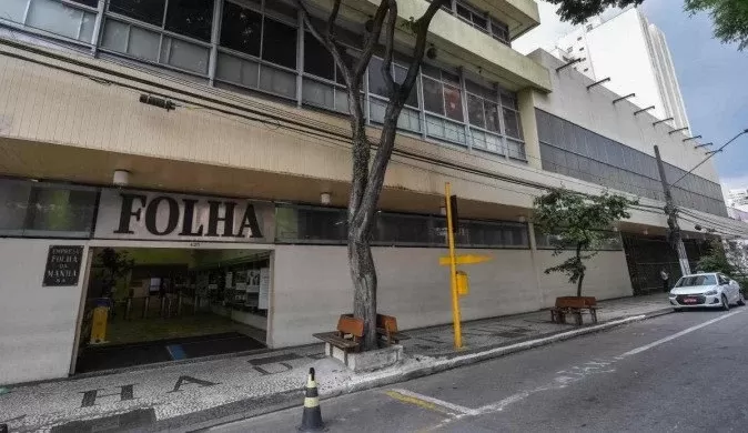 Janela do prédio do jornal Folha de São Paulo é atingida por tiro