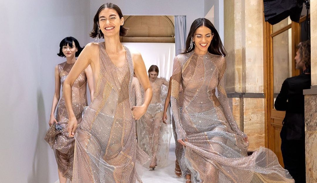 Fendi traz peças despojadas e delicadas na Semana da Alta-Costura