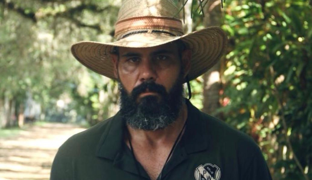 Juliano Cazarré posta foto da esposa com a filha na UTI: “Nossa pequena guerreira”