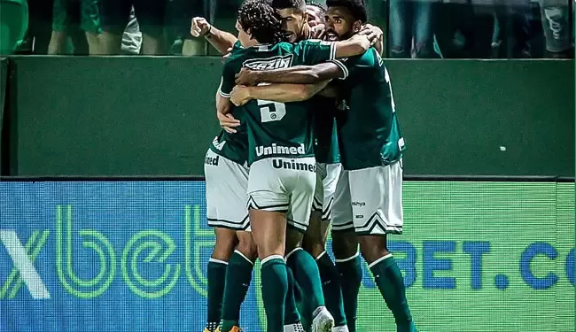Goiás vence o AtlhéticoPR e respira no Brasileirão
