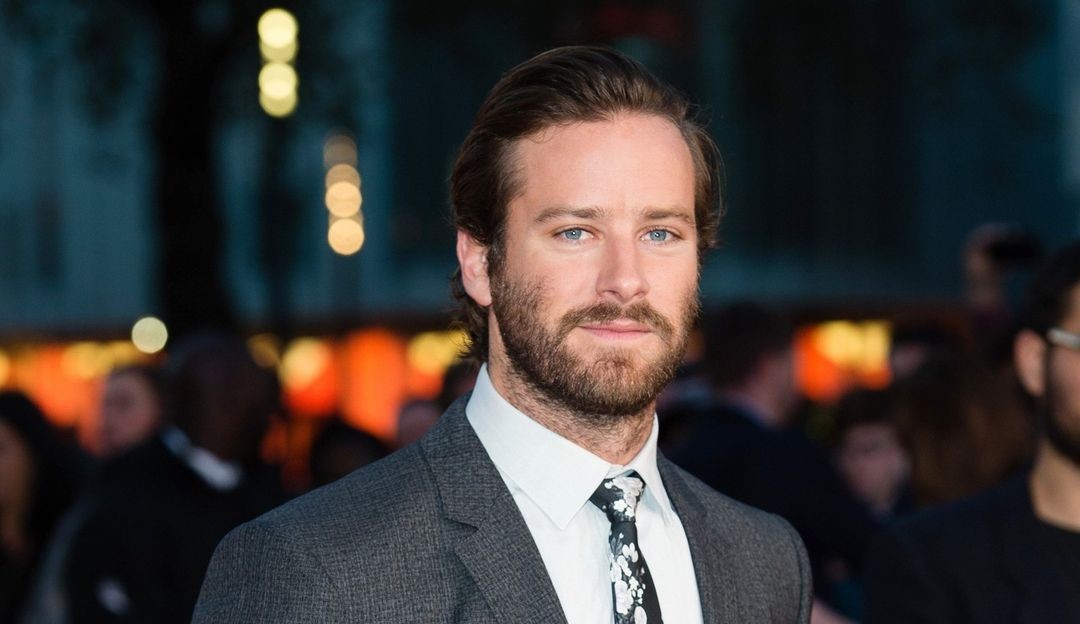 Armie Hammer é visto trabalhando como vendedor nas Ilhas Cayman