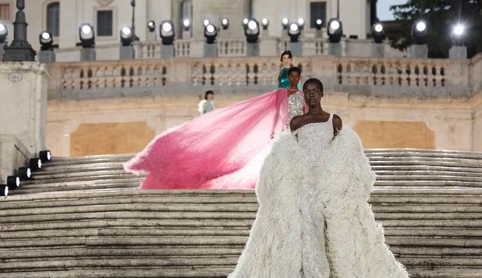 Valentino desfila alta-costura na escadaria da Piazza di Spagna, em Roma