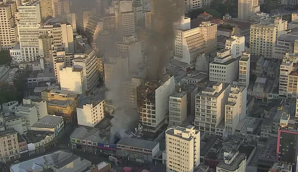 Incêndio na região da 25 de Março atinge prédios e deixa dois bombeiros feridos